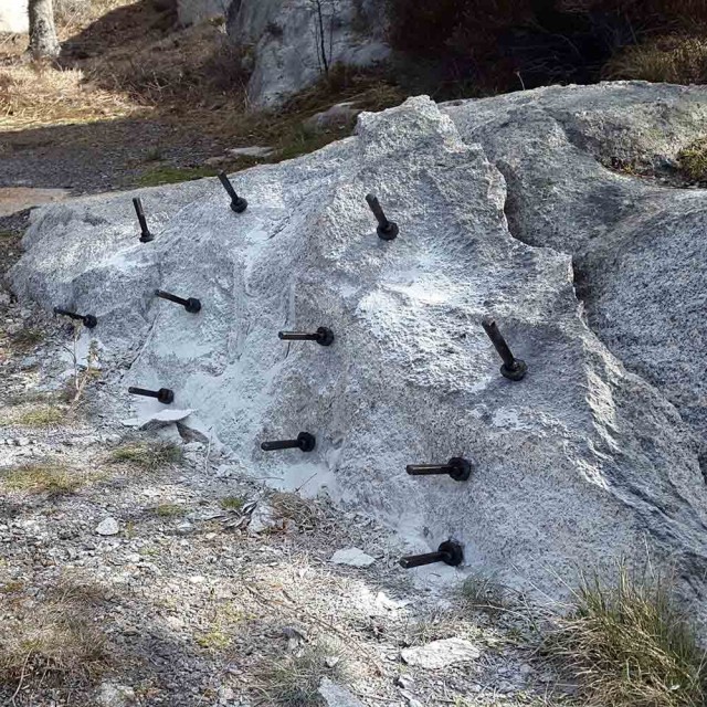 Bilde av fjellkiler i bruk