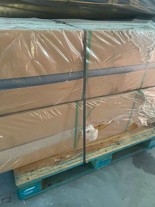 Palle sikret med både stålbånd og PET-bånd