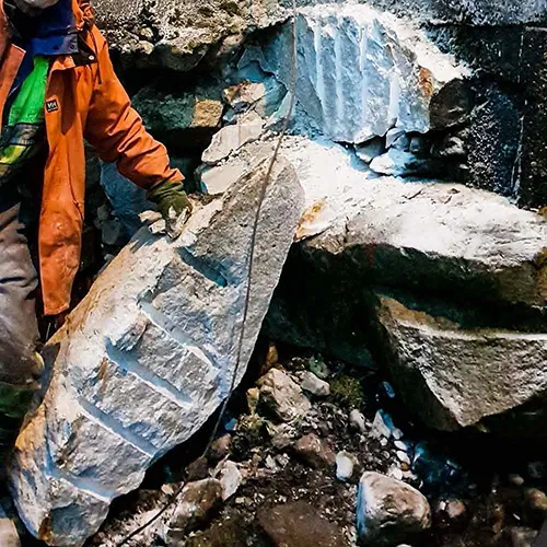 Stor stein delt med fjellkiler fra riktighandel.no